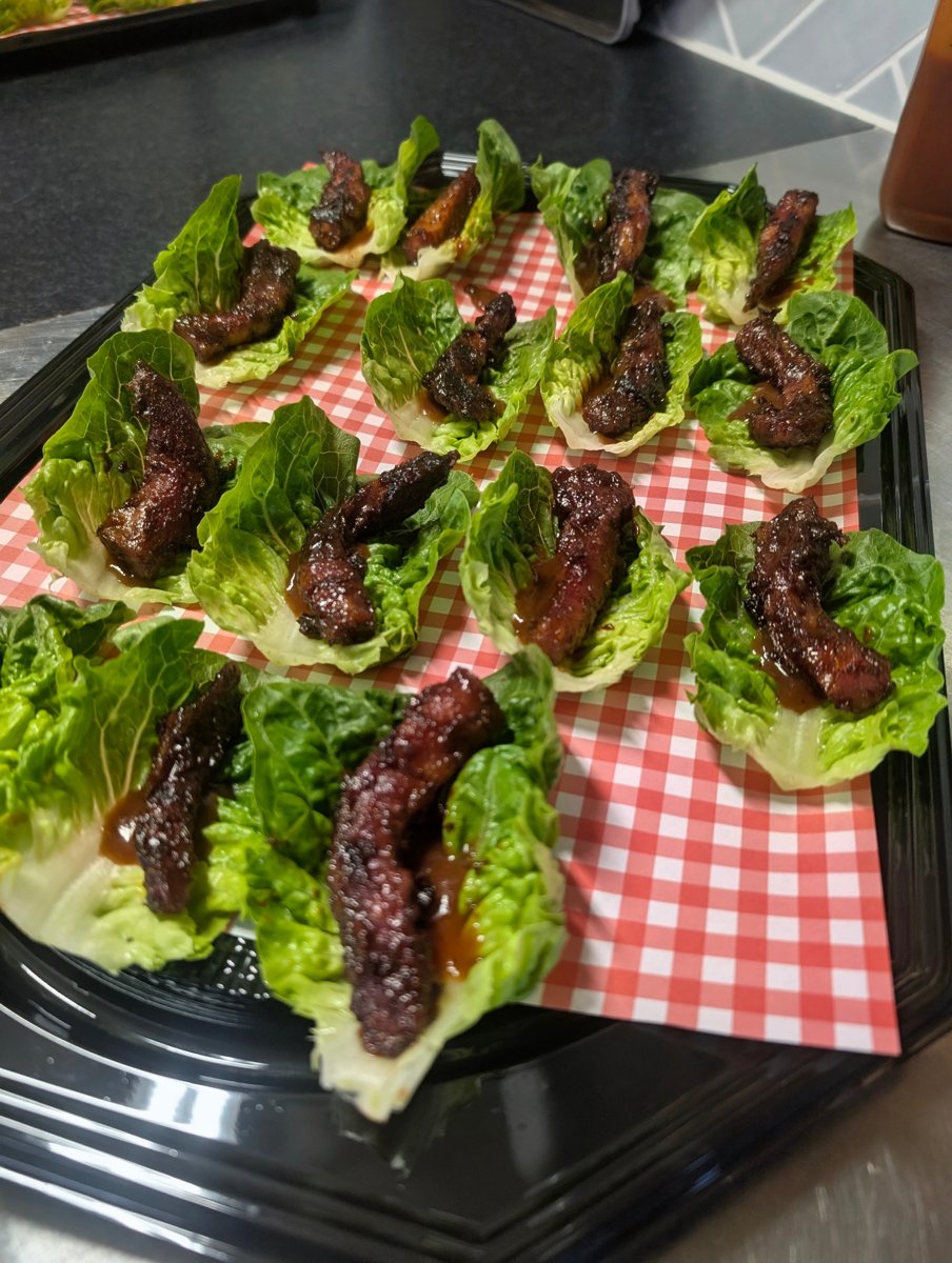 Gegrilde gerechtjes op frisse sla