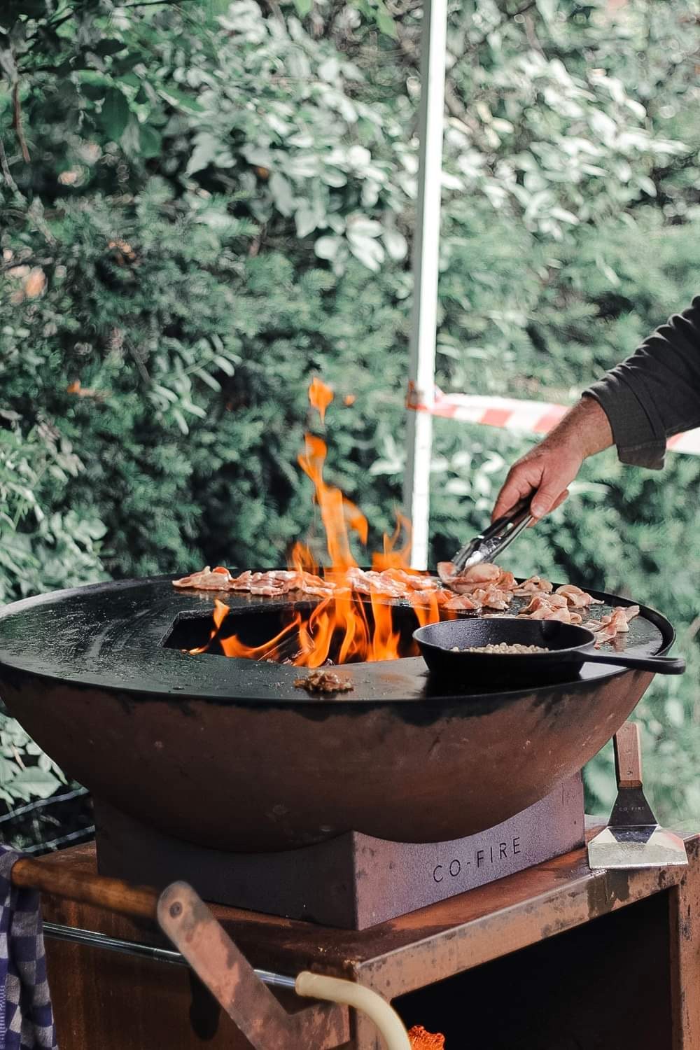 Vuur en gerechten op de grillring