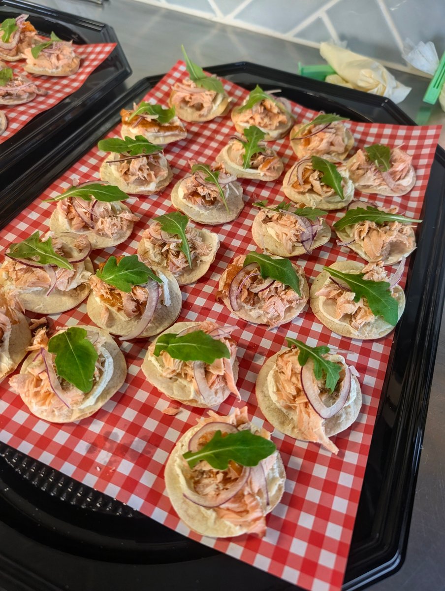 Kleine gerechten geserveerd in schaaltjes
